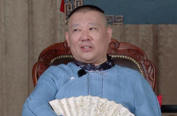 德云社规矩大揭秘，演员上台不能戴眼镜，哪怕是看不清搭档也不行