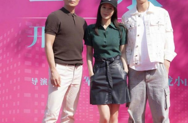 41岁秦岚不愧＂小鲜肉男神＂！生图太少女，清爽现身鞋子是败笔