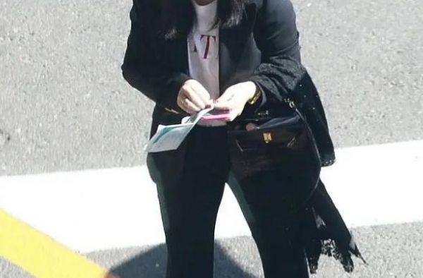 李湘夫妇罕见走机场，穿套西装配皮帽时尚有气场，王岳伦反像跟班