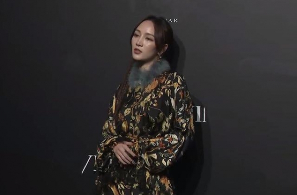 章子怡产后首秀裙装压轴，二胎妈妈细纹难掩，对比生图精修反差大
