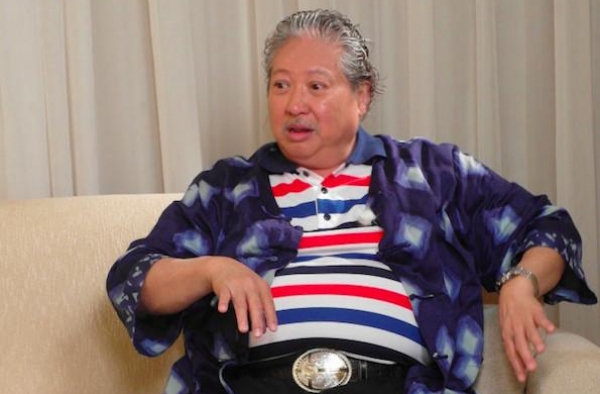 洪金宝拄拐杖面容憔悴，儿子一路搀扶！媳妇：孙子都抱不动