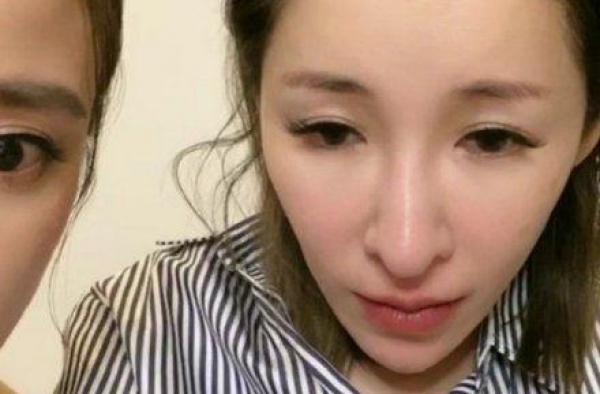 萧亚轩深夜直播眼神迷离精神恍惚引人担忧