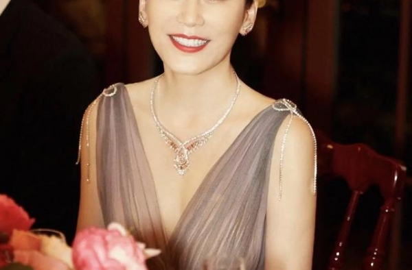 冻龄女神俞飞鸿气质优雅魅力无限，49岁的她至今单身