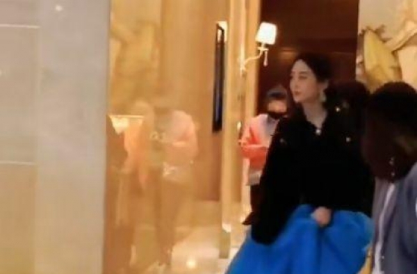 赵丽颖颁奖晚会礼服路透，蓝色公主蛋糕裙，大方优雅，简直绝美