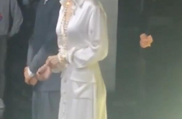 金鹰节晚会众女星盛装比美：赵丽颖宋茜罕见撞款，刘涛星光裙绝美