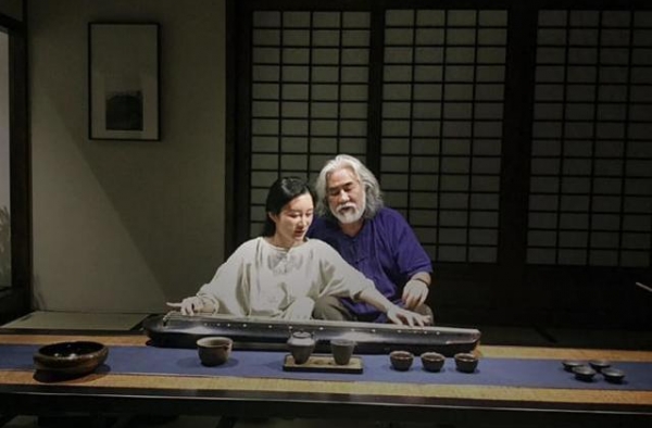 张纪中小31岁娇妻产后一月晒美照，腹部零赘肉秀细腰绝美好身材