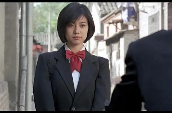 高圆圆亮相时装周看秀，红裙妩媚优雅！扒一扒女神最爱的包包