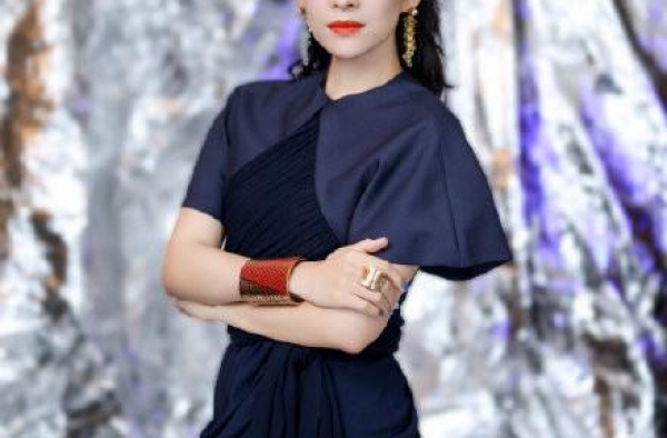 章子怡产后十月瘦回98斤，生图曝光超高发际线，脸部皱纹明显