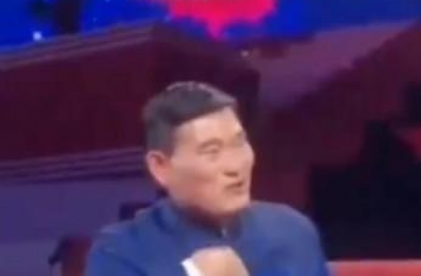 大衣哥儿媳陈亚男6天粉丝破百万，带亲弟弟直播，老公落寞坐背后