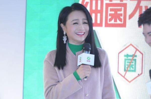 曹颖亮相活动，46岁穿小短裙中筒靴，老了却要装年轻