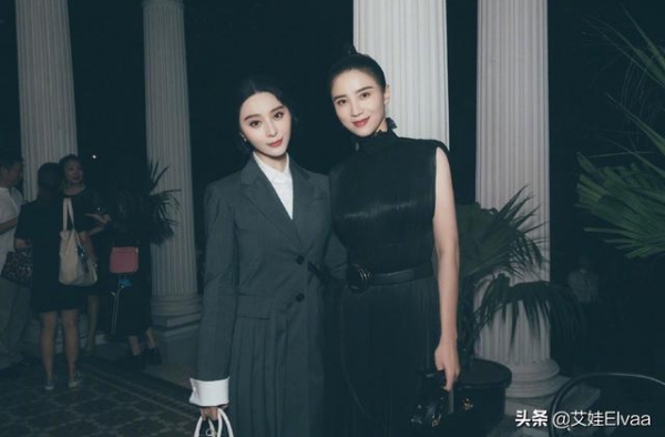 39岁范冰冰走机场真洋气，穿大V领毛衣，一身黄女生都酸到不行