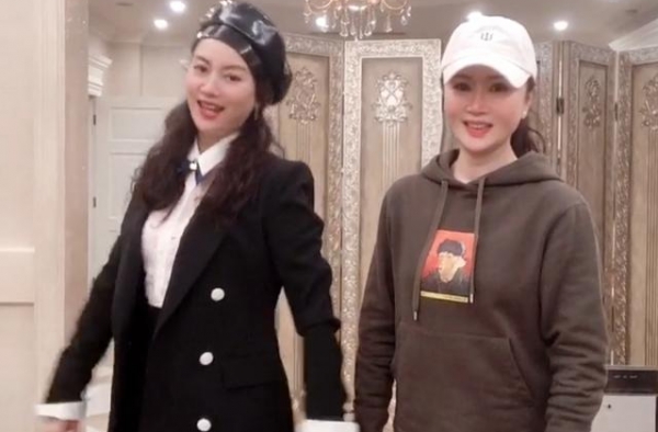 朱军妻子谭梅与付笛生夫妇罕同框，50岁好会穿，比任静还时髦