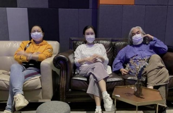 69岁张纪中与小31岁娇妻约会，紧搂娇妻入怀中，男友力满满