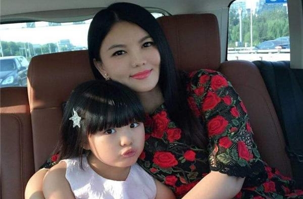 与千亿总裁约饭，女儿上学保镖接送，李湘凭什么有一堆豪门朋友？