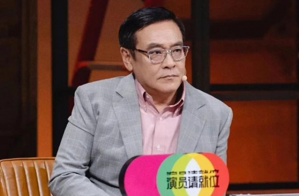 知名导演公众场合怒斥男星引热议：请停止你的无效努力