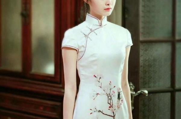 旗袍女王宋轶婚纱造型，肤白貌美如画中仙，让人心动一眼便是万年