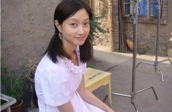 她因拒绝导演的“要求”一直没活，选择嫁人后，丈夫红上天