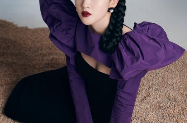 唐艺昕折叠葫芦辫大片，撞衫袁冰妍，对比后才明白发型很重要