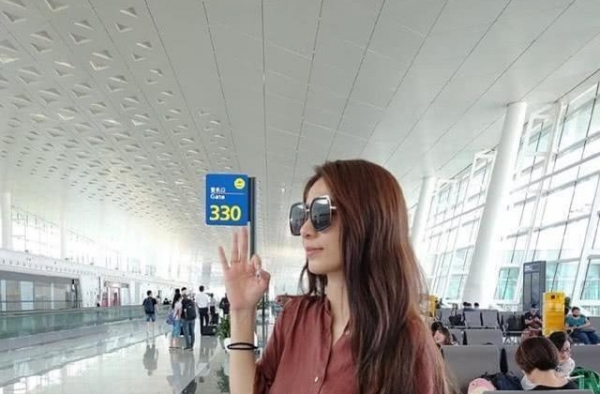 田馥甄终于把头发扎起来，再穿上长袖连衣裙，还是那么有气质美女