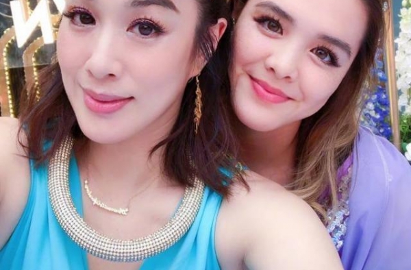 钟丽缇大女儿近照曝光，母女同框似姐妹，网友：张伦硕真幸福