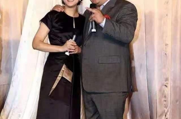 杨澜和老公罕见同框，穿黑色连衣裙小鸟依人，看老公眼神满满爱