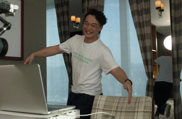 陈奕迅曝很久没收入，庆幸自己不爱花钱，待在家女儿称有点不习惯