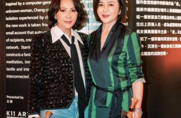 刘嘉玲罕晒与关之琳合影 昔日姐妹关系疑似破冰