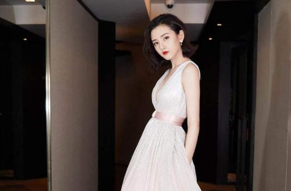 有种“发育过猛”叫宋祖儿，看完她的礼服照，网友：这谁顶得住