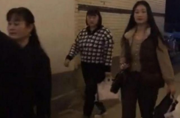 朱之文儿媳辞职直播，朱小梅情绪崩溃后，陈亚楠带她购物释放压力