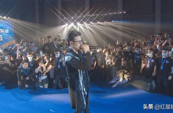 “请汪峰老师留步”成了热门文案，汪峰没有耍大牌，头也不回走了