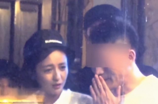 陈思诚深夜两美女作陪，此前佟丽娅疑约小鲜肉，夫妻两人各玩各？
