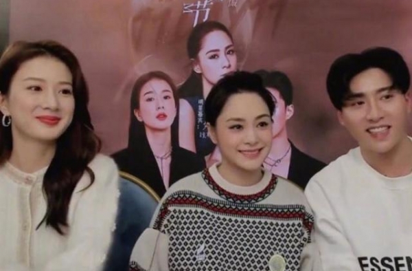 阿娇受伤后亮相直播美出新高度，脸上不见伤疤，缝合百针恢复好