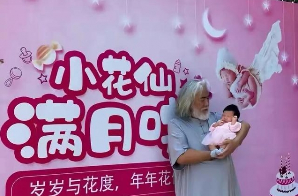 69岁张纪中女儿满月，他与小31岁娇妻一起合影，其老婆太标致