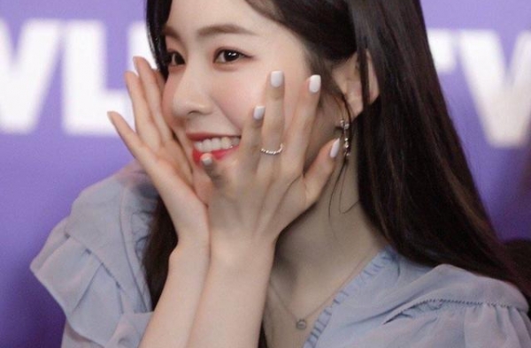 Irene陷人品风波，造型师内涵其耍大牌，前辈点赞举动引猜疑