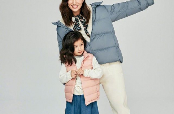 郑希怡携女儿拍写真，5岁女儿拥有妈妈同款长腿，头上白发太抢镜
