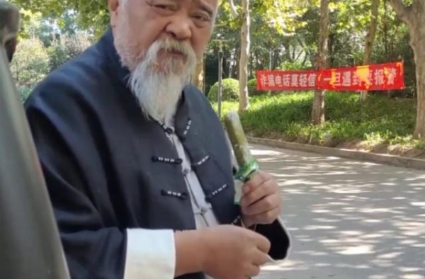 李琦因糖尿病无法吃冰棍发飙怒摔？被指太浪费，65岁患多种疾病