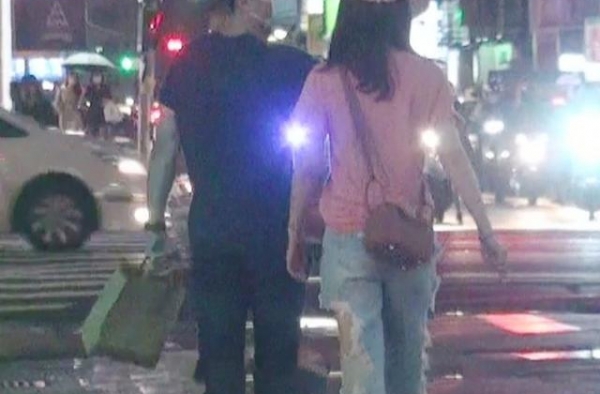 林心如霍建华街头上演“吵架”戏码，不欢而散场面十足偶像剧情