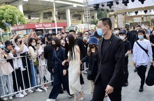 杨幂一袭白色无袖连衣裙现身街头，人山人海前来拍照