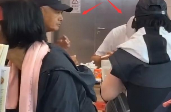 周润发苗侨伟罕见同框，街市吃早餐无人围观，发哥两鬓斑白显老态