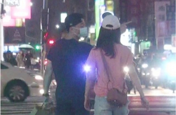 霍建华与老婆街头争吵，林心如坐路边不回家，女方回应：意见不同