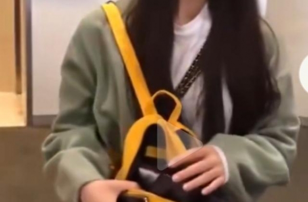 粉丝偶遇赵思露名场面，现场请求加微信，对方居然憨憨的答应了