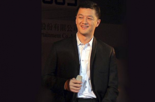 分手后新欢都怀孕了？李亚鹏被偶遇主动敬酒，同行美女挺孕肚抢镜