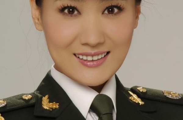 歌手谭晶：丈夫是富豪，女儿多才多艺，生活活成诗