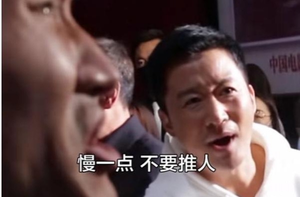吴京现身《金刚川》现场，主动弯腰与小朋友合照，怒斥保安推人