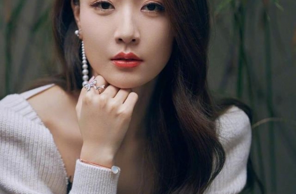 白冰真是时尚感很强的百变女神，私服穿搭可优雅可甜美又能很帅气