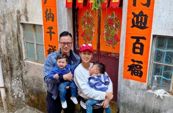 胡杏儿晒与儿子合照，李奕霖换发型如同换脸，啤酒肚比哥哥还抢镜