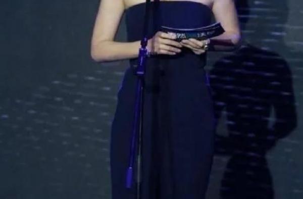 秦岚美到了骨子里，扎马尾搭配亮片抹胸连衣裙，网友：凹凸有致
