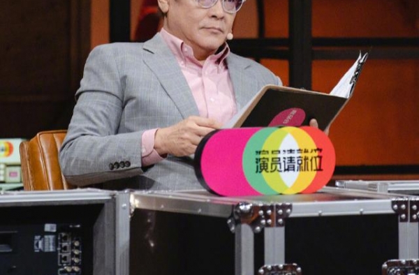 胡杏儿获陈凯歌指点，黑军装配红唇英姿飒爽，挑战陈冲版“拉韫”