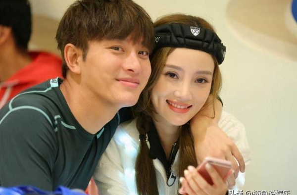 贾乃亮李小璐各自为甜馨庆生，晒甜蜜合影，说唱歌手发文耐人寻味