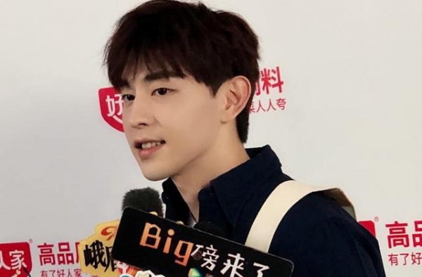 邓伦亮相成都，回应住过的房子塌了：好可惜